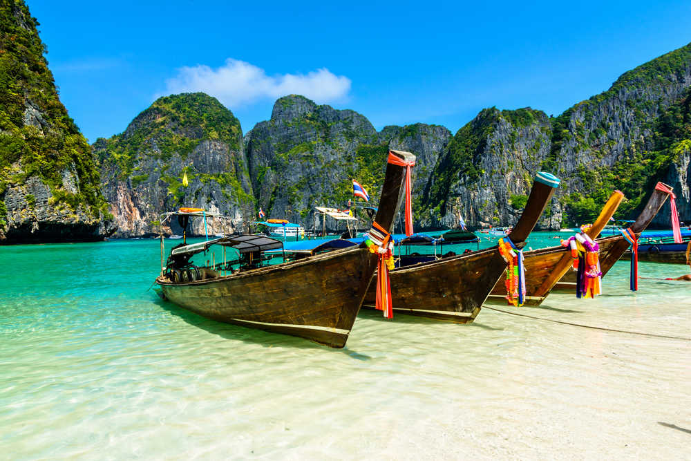 Plage du sud Thailande avec des bateaux typiques