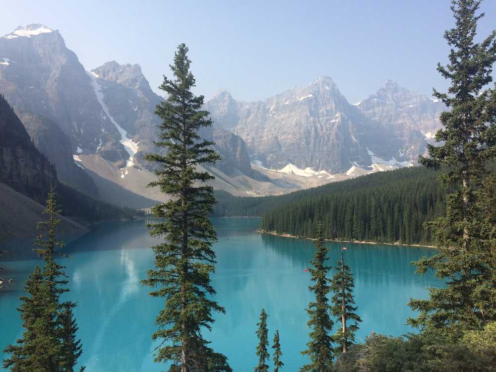 Point de vue au dessus du Lac Moraine dans les Rocheuses Canadiennes
