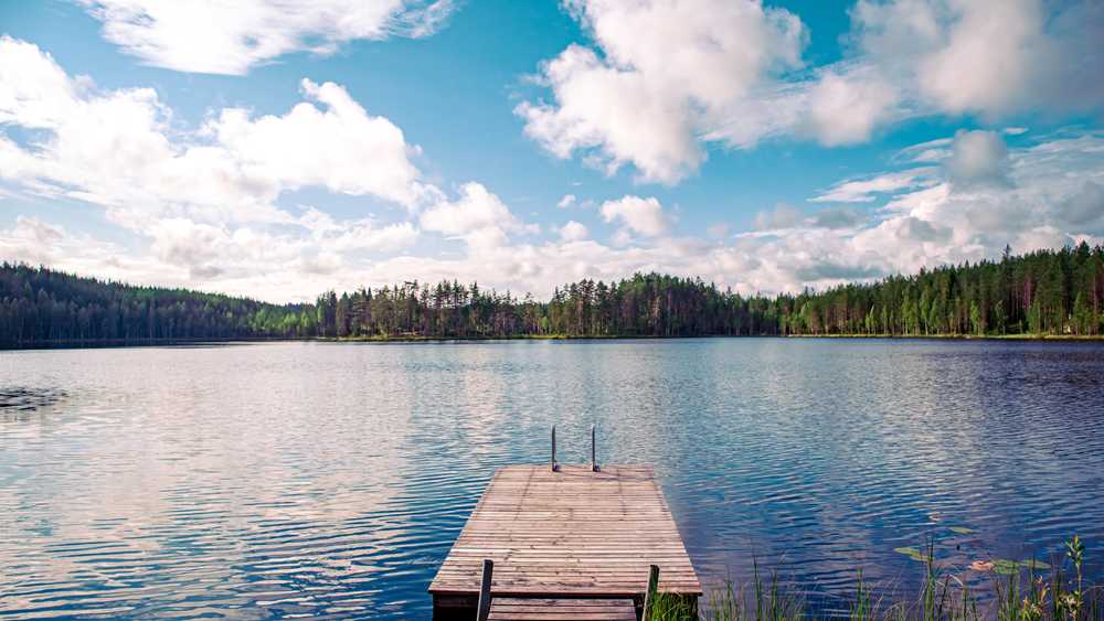 Pont avec une vue sur un lac en Finlande