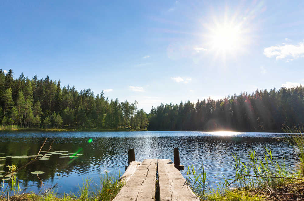 Ponton sur un lac de Finlande l'été