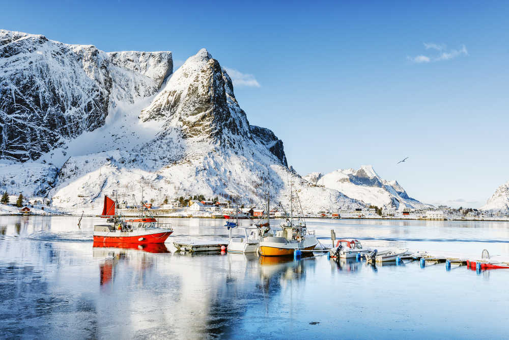Port glacé et bateaux de pêche, vue classique d'un village du nord de la Norvège