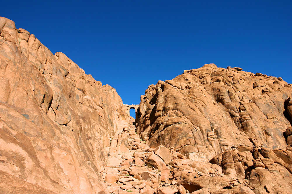 Porte en pierre au sommet du sentier de montagne du mont Sinaï, dans le désert du Sinaï. Égypte