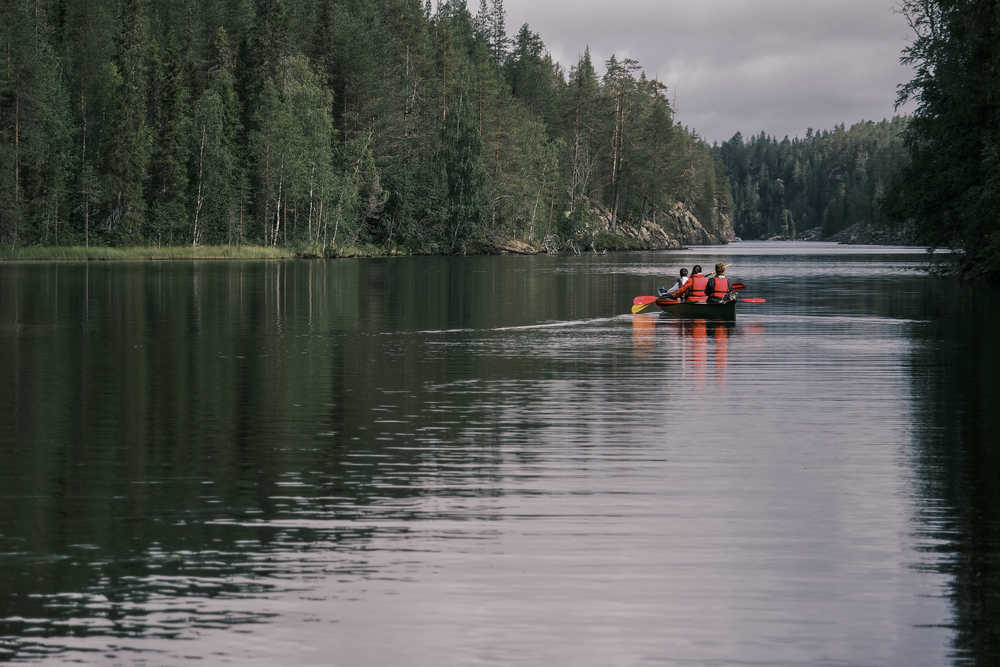 Randonnée en canoë en Finlande dans le parc d'Hossa