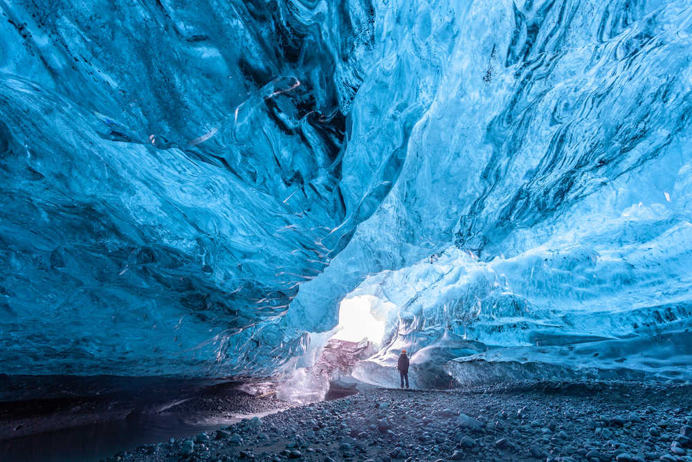 Randonneur à l'intérieur du glacier Vatnajökull, Islande