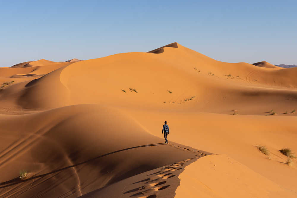 Randonneur au désert de Merzouga, Maroc