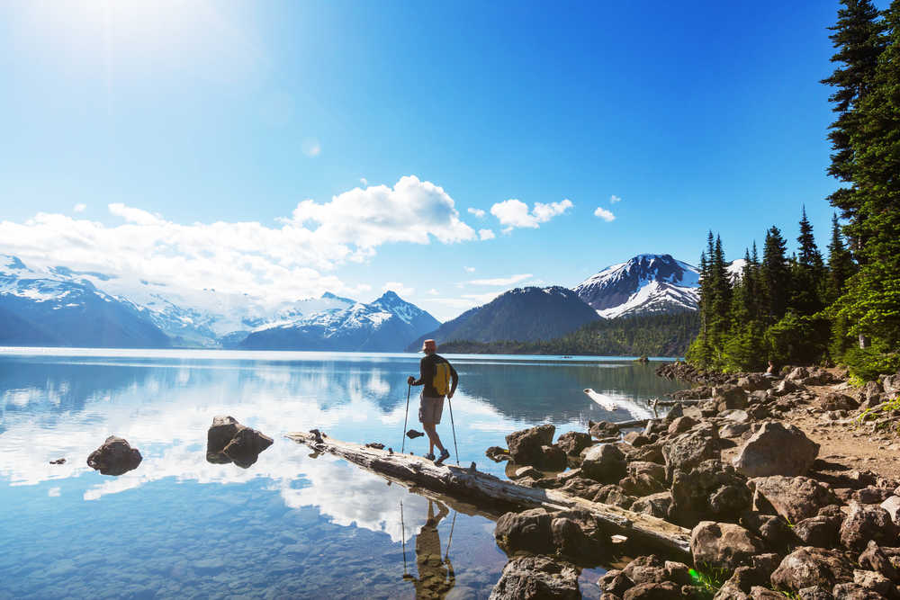 Randonneur au Lac Garibaldi et le Mont Whistler, Canada