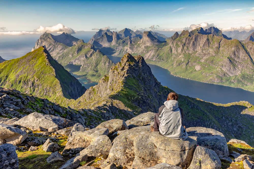 Randonneur au sommet du Munkan, Norvège