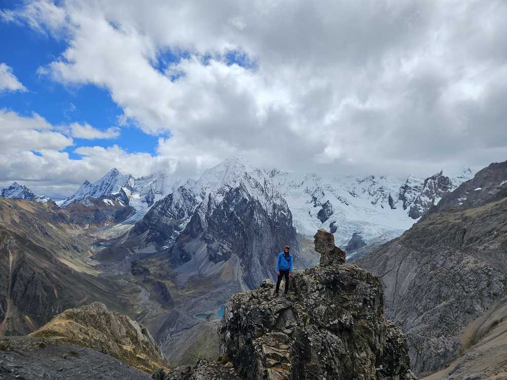 Randonneur avec un panorama sur jurau siula grande yerupaja sacra rasac