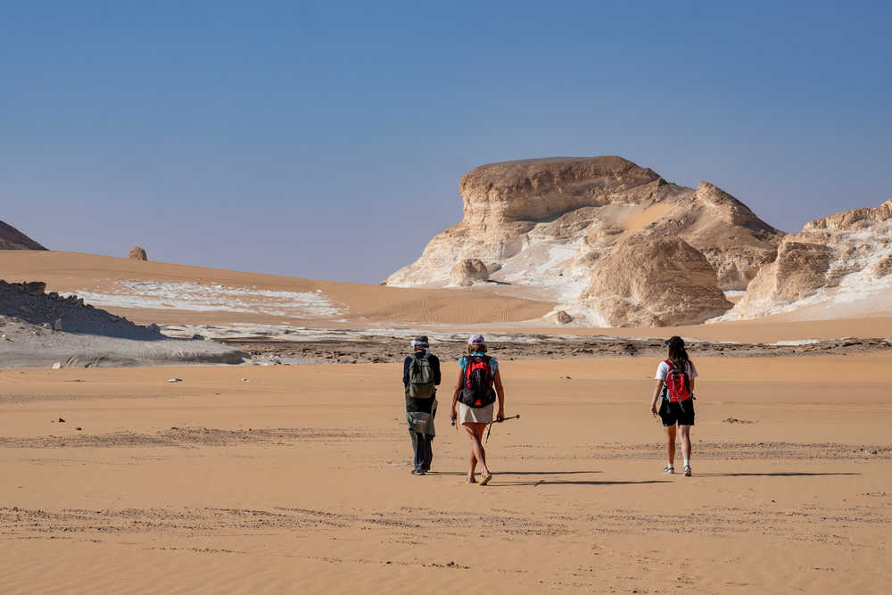 Randonneur dans le désert blanc en Egypte