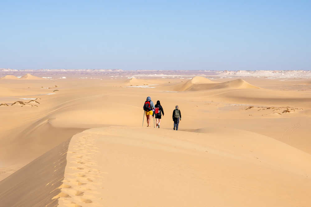 Randonneur dans le désert blanc en Egypte