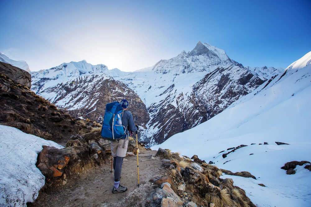 Randonneur dans un trek dans le vallée d'Annapurna en Himalaya au Népal