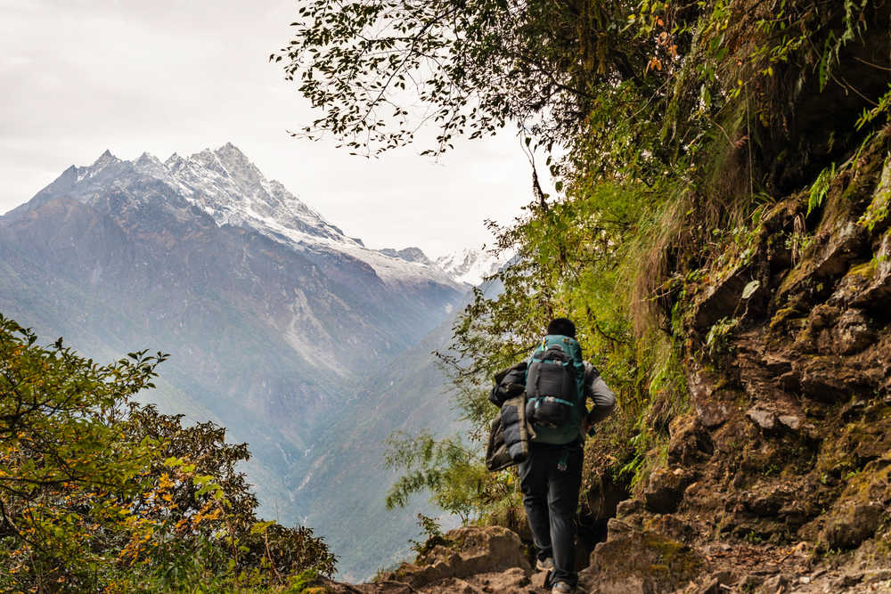 Randonneur de dos au Népal avec vue sur les montagnes de l'Himalaya depuis Lukla