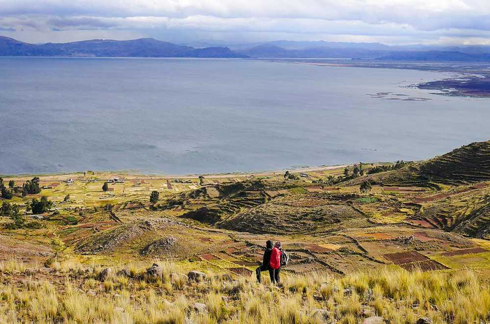 randonneur devant une vue imprenable sur le lac Titicaca au Pérou