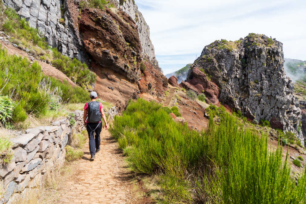 Randonneur marchant entre les montagnes dans une îles des  Açores