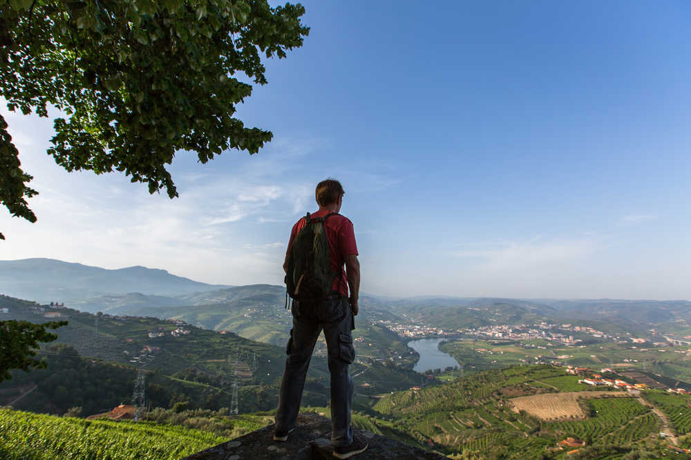Randonneur profitant de la vue sur la vallée de Douro, Portugal