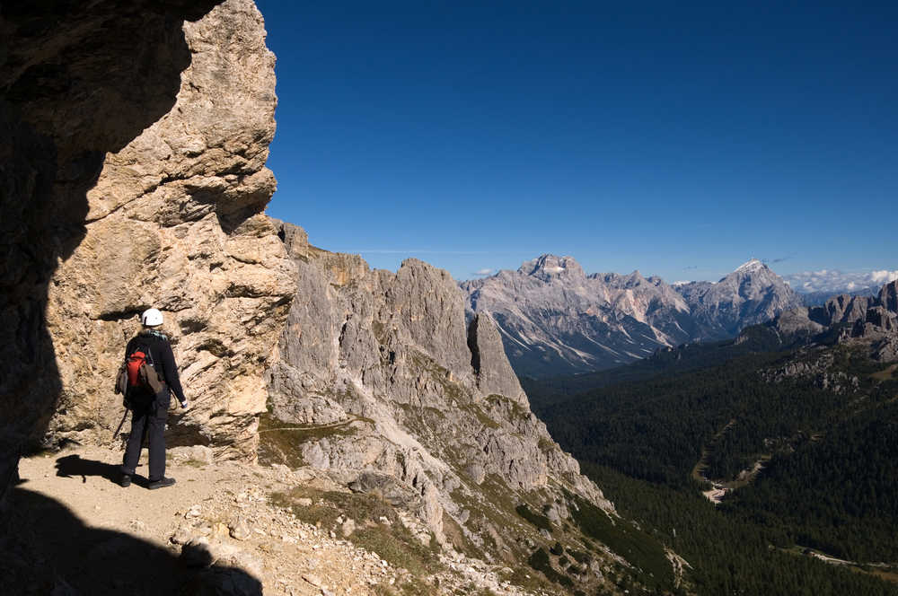 Randonneur profitant de la vue sur les montagnes dans les Dolomites, Italie