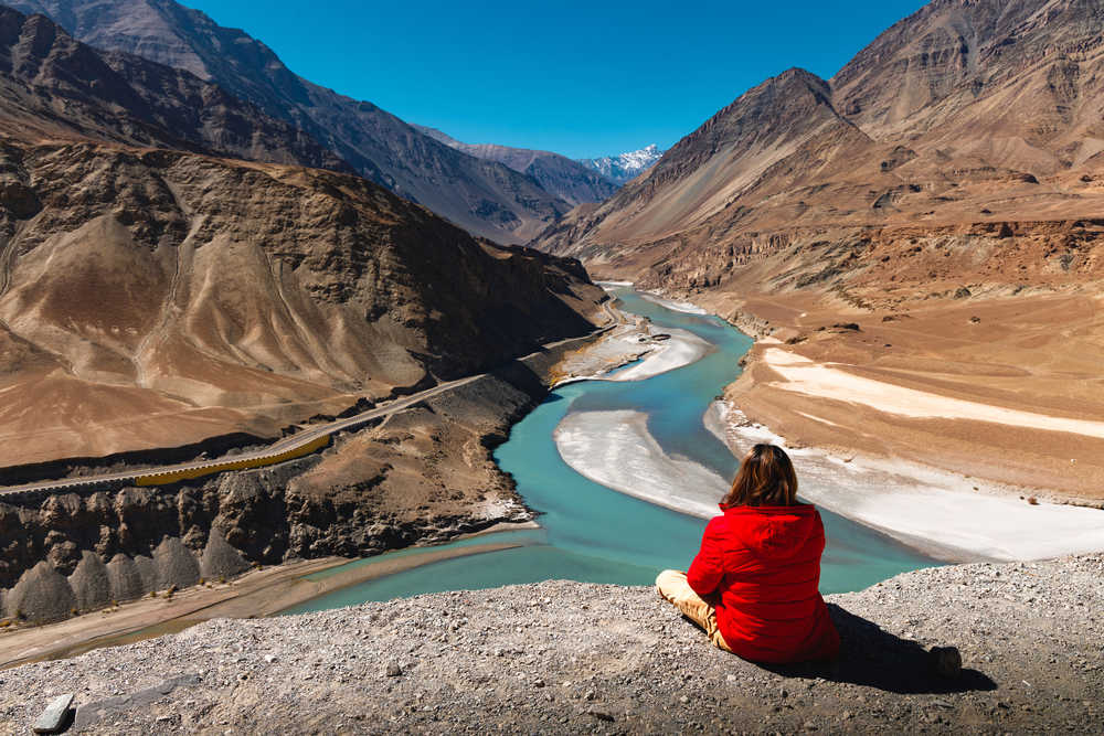 Randonneur regardant la vallée de l'Indus, Leh, Ladakh, Inde