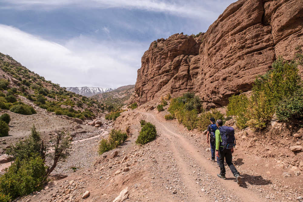 Randonneurs à travers de la vallée d'Arous, Maroc