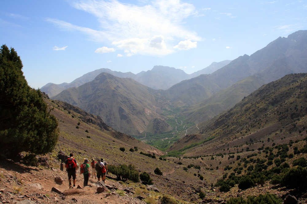 Randonneurs à travers les montagnes de l'Haut Atlas, Maroc