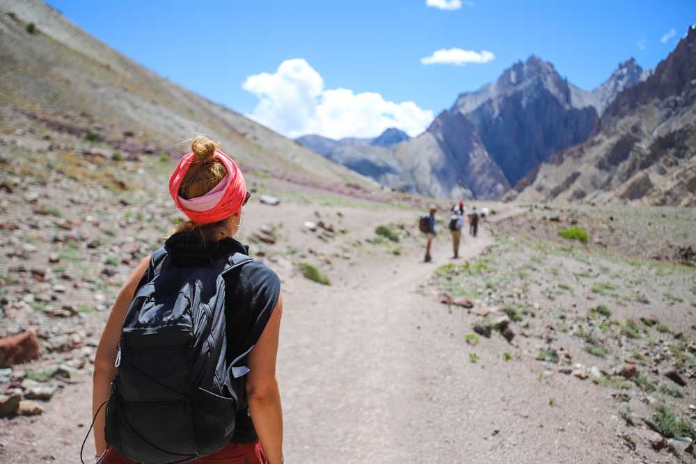 Randonneurs dans la vallée de la Sumda, Ladakh, Inde Himalayenne