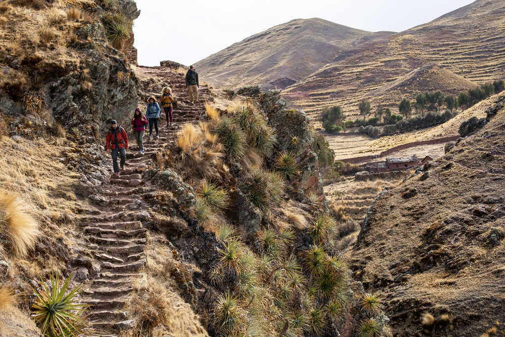 Randonneurs dans la vallée sacrée au Pérou