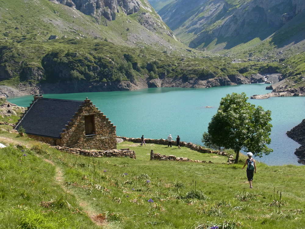 Randonneurs dans le cirque d'Estaubé,  Hautes-Pyrénées