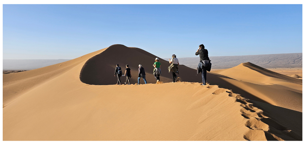 Randonneurs dans le désert au Maroc