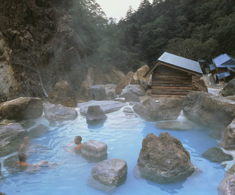 randonneurs dans un spa au Japon