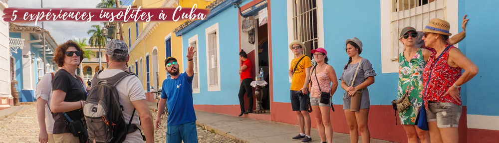 randonneurs dans une rue de Cuba