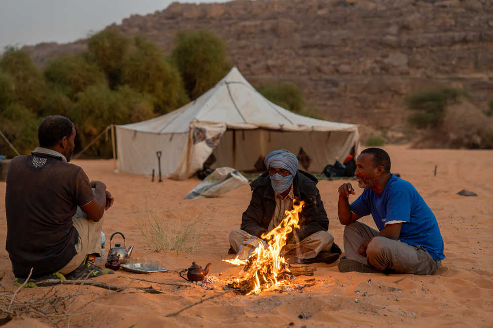 randonneurs devant un feu de camp en Mauritanie