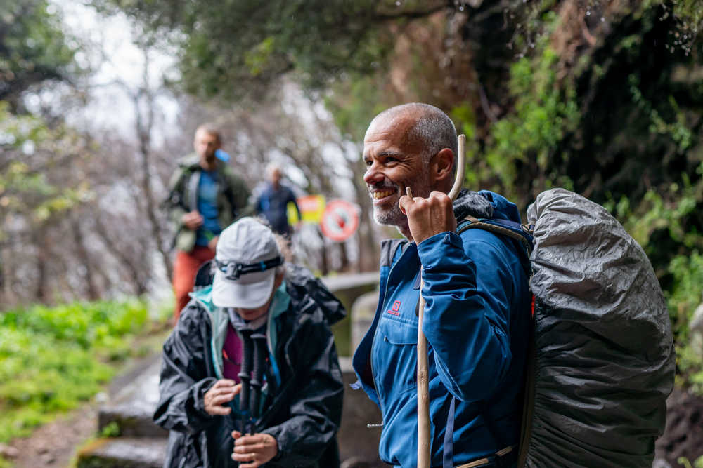Randonneurs durant une randonnée sur le col de l'Encumeada à Madère