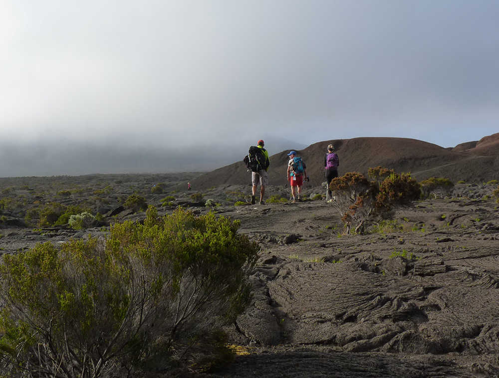 randonneurs en train de faire la montée du piton de la Fournaise à la Réunion