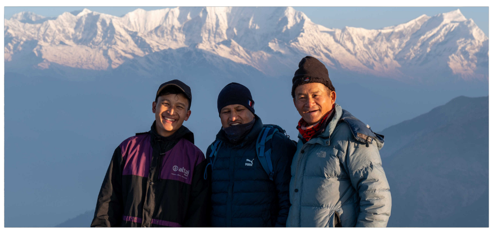 randonneurs et le guide devant Dhaulagiri au Népal