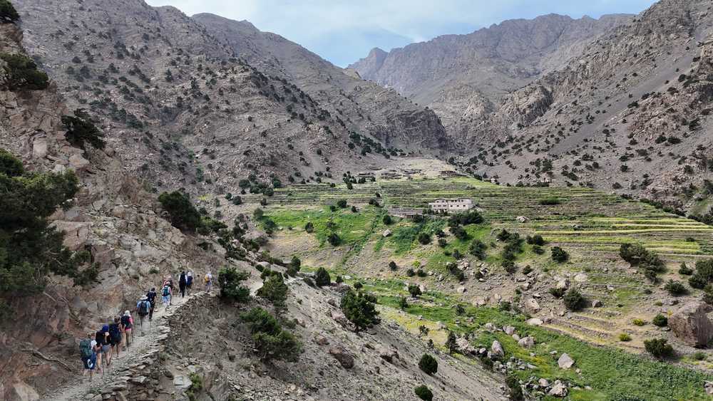 Randonneurs marchant vers le refuge du Tazaghart au Maroc
