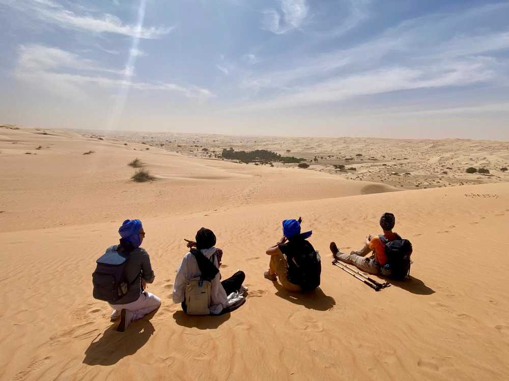 Randonneurs observant Lagueila au loin en Mauritanie