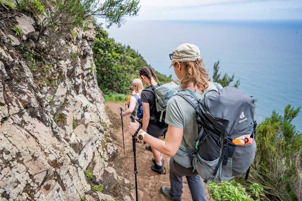 Randonneurs pendant une randonnée côtière près de Machico de Madère