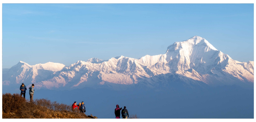 randonneurs qui admirent Dhaulagiri au Népal