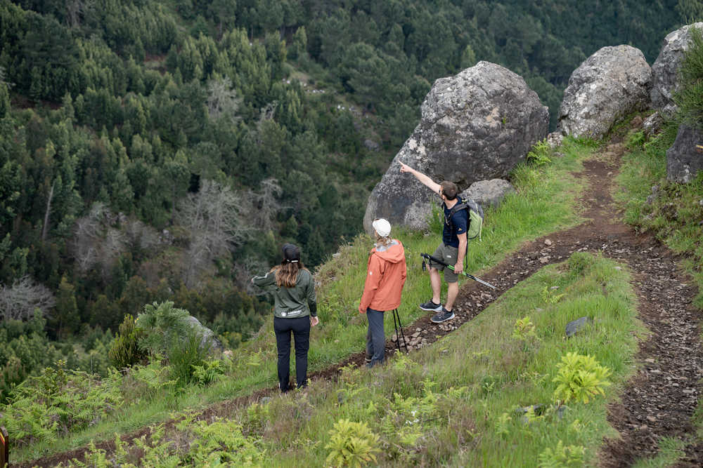 Randonneurs qui regarde la vue pendant une randonnée à Madère