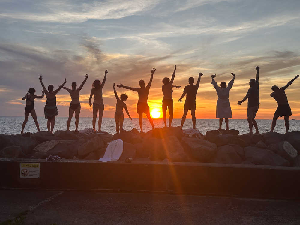 Randonneurs qui s'amuse au bord de l'eau avec le coucher de soleil de Malaisie