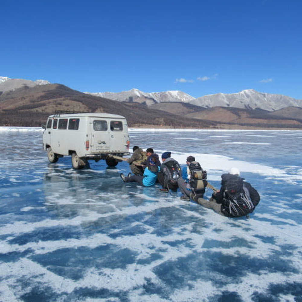 randonneurs se faisant traquer sur un lac glacé en Mongolie