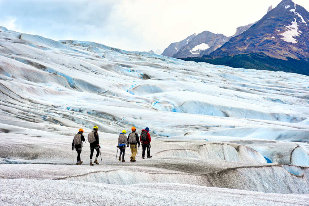 Randonneurs sur le glacier Grey en Patagonie