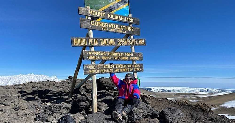 randonneuse au sommet du Kilimandjaro en Tanzanie