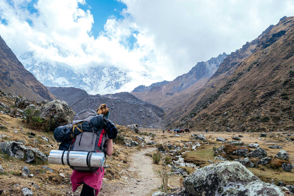 Randonneuse avec une vue panoramique lors de la marche entre les montagnes à Salkantay - Cusco