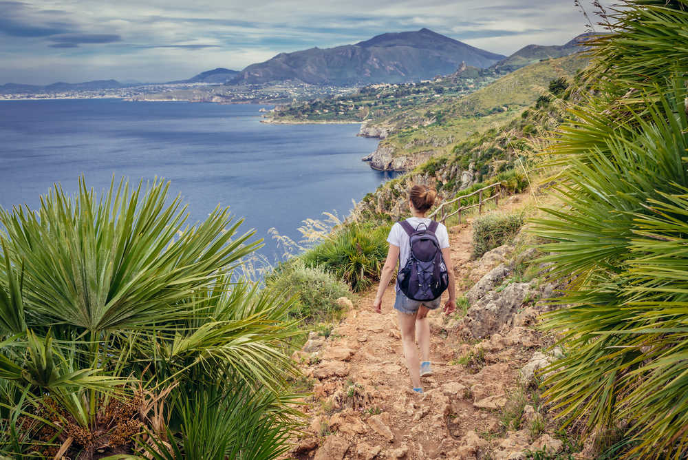 Randonneuse dans la réserve dello Zingaro en Sicile