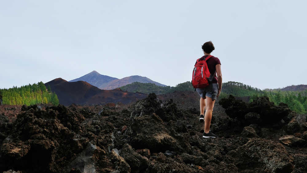 Randonneuse devant le volcan Chinyero, Tenerife, Canaries