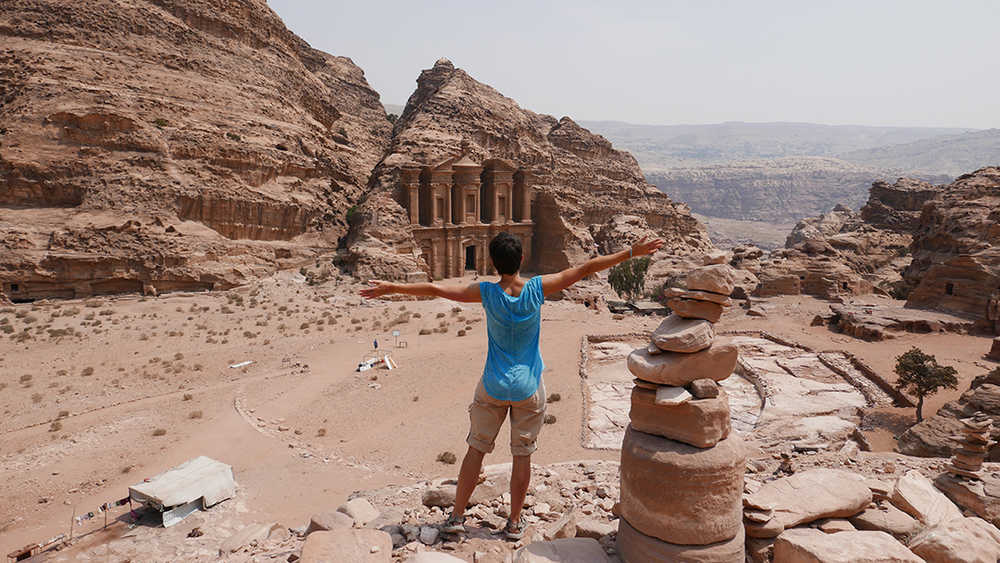 Randonneuse devant Pétra en Jordanie