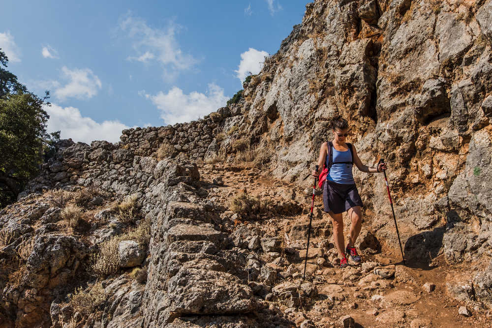 Randonneuse étant en marche dans la gorge Aradaina, Crète, elle descend les rochers