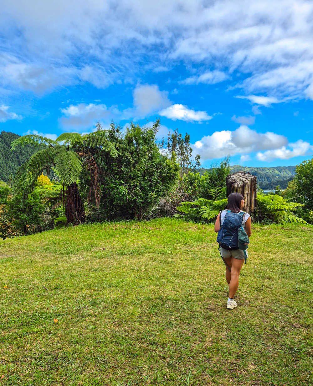 Randonneuse lors de la randonnée autour du Logoa do Furnas aux Açores