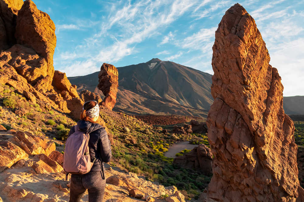 Randonneuse marchant en direction des roques de garcia à Tenerife, elle se situe dans les montagnes orangées
