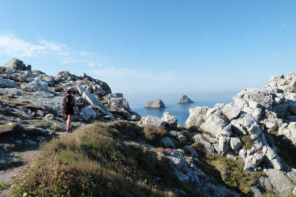 Randonneuse sur la presqu'île de Crozon, Bretagne